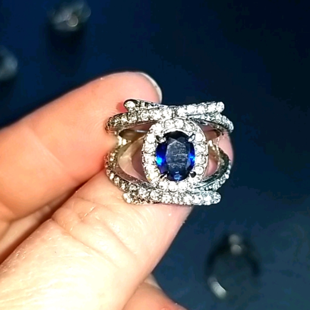 4 Pretty Rings - Picture 7 of 12
